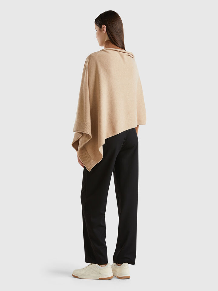 CAPE Mujer image number 2